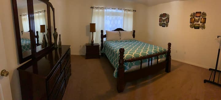 חדר שינה/מיטת Q בקומה התחתונה