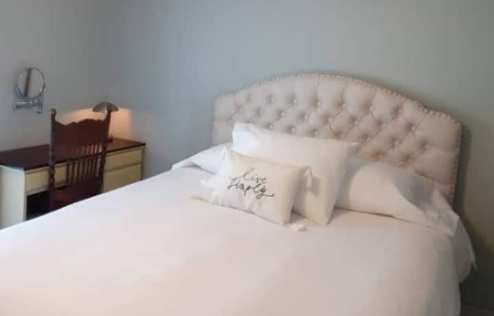 5号卧室：
1张标准双人床，带书桌