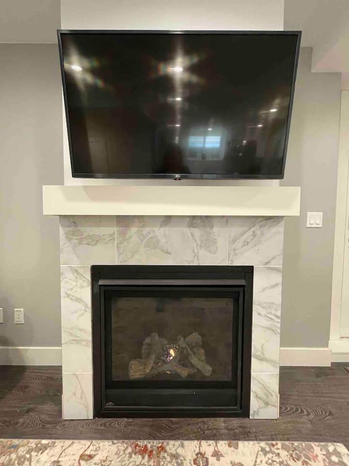 مدفأة غاز وتلفزيون.