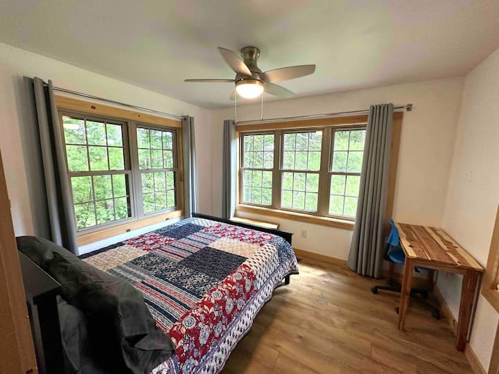 Master Bedroom w Queen Bed & Workspace