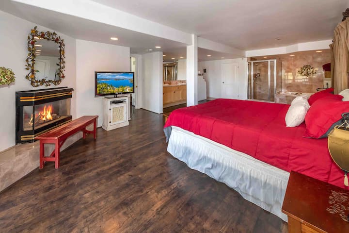 Dormitorio principal romántico/acogedor con chimenea de gas operada por termostato por cama.