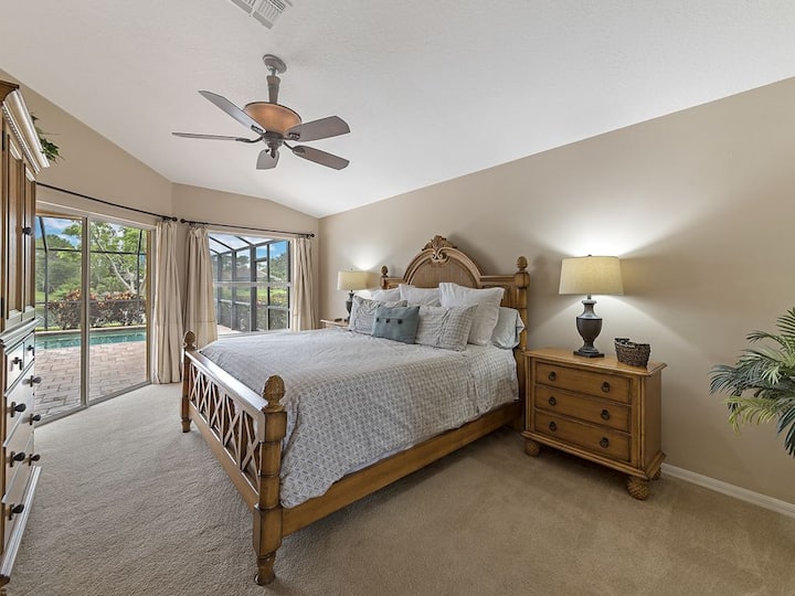 Dormitorio principal con cama tamaño king con acceso directo a la piscina.