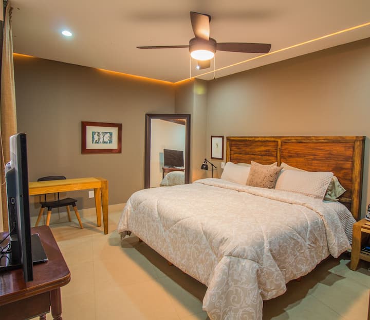 Bračni krevet (180x200). Madrac od pjene kupljen u lipnju 2019.