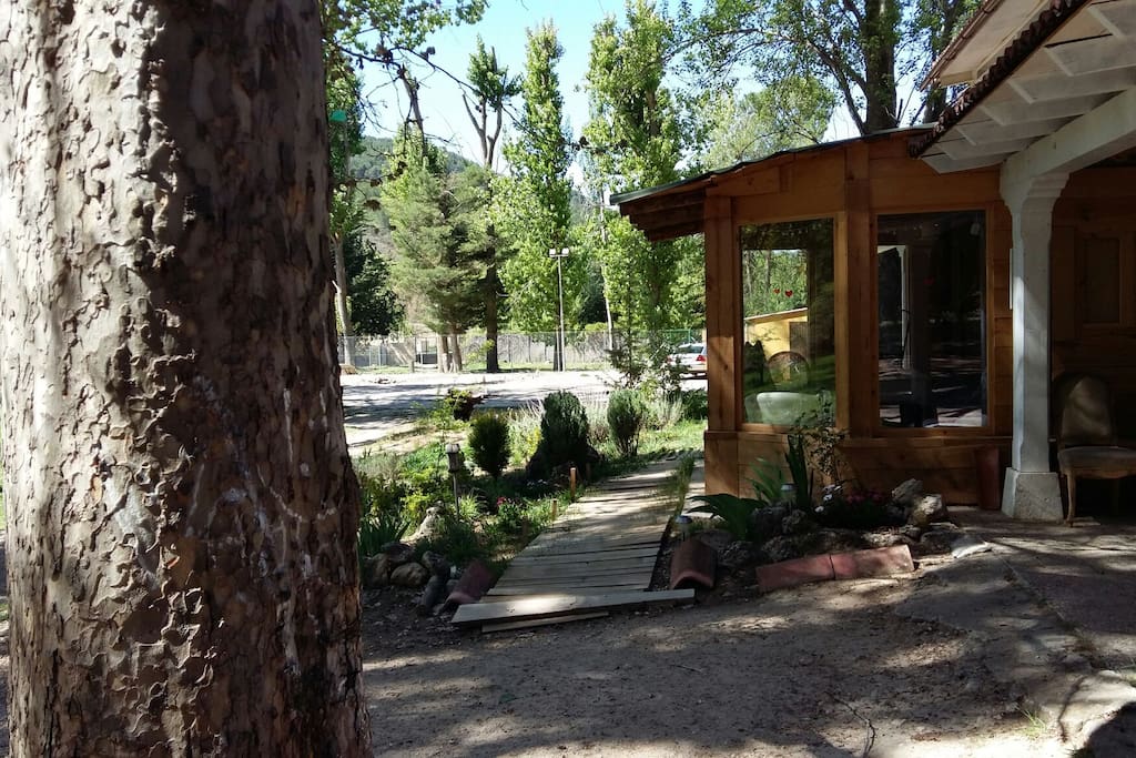 El jardín y el porche.