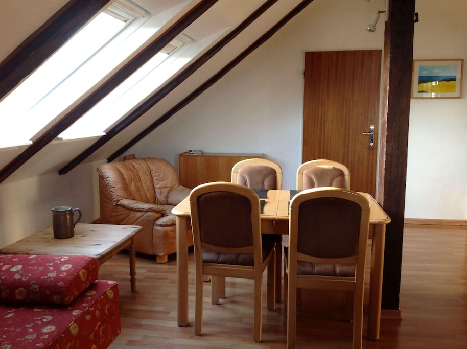 Das geräumige Wohnzimmer (Essecke)