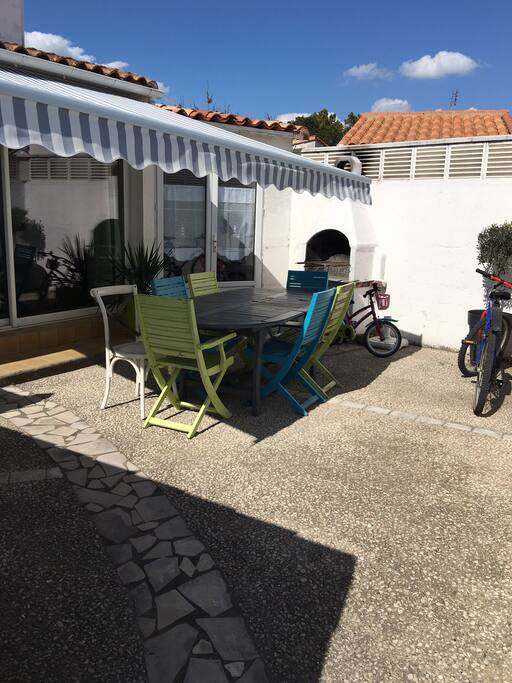 La cour exposée Sud avec son barbecue