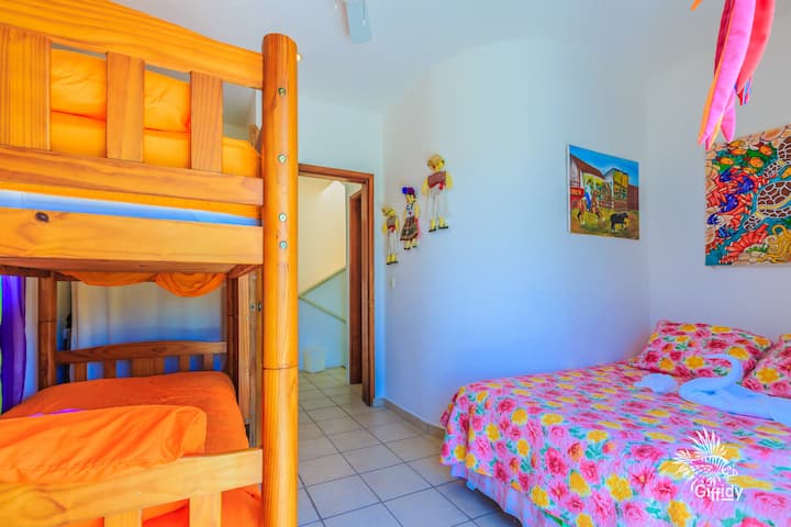 ห้องนอนที่ 3 มีชุดเตียงสองชั้นและเตียงควีนไซส์