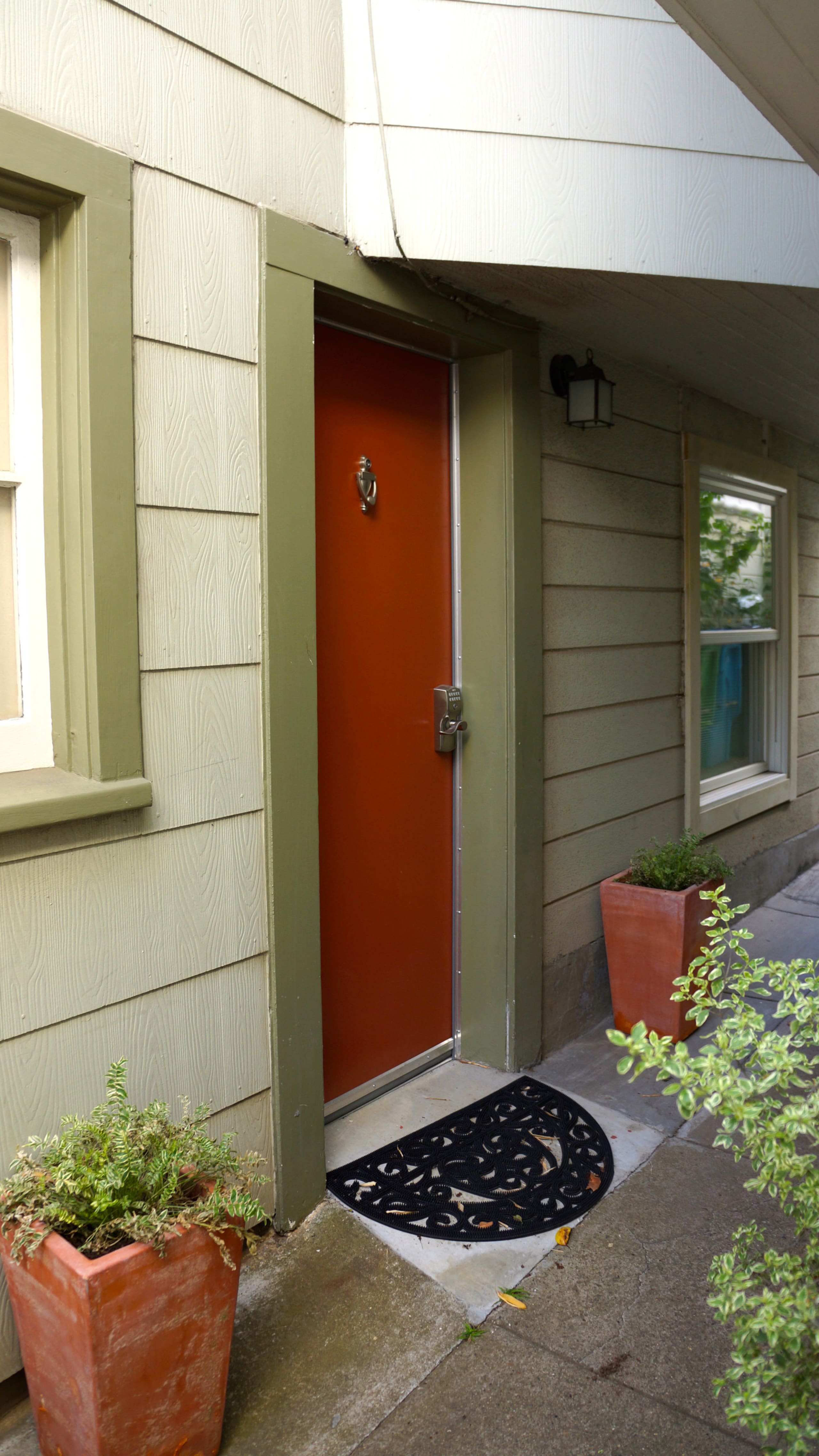 The Suite! Large cozy studio with private entrance - Image 29