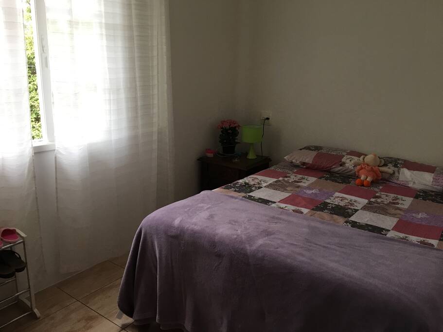Quarto 1 - cama de casal e armário para roupas