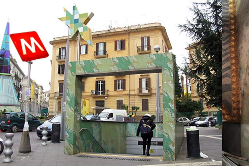 Ingresso 1 mnt a piedi Metro Linea 1 Materdei Napoli - Entrance Place Metroline 1 minutes by feet