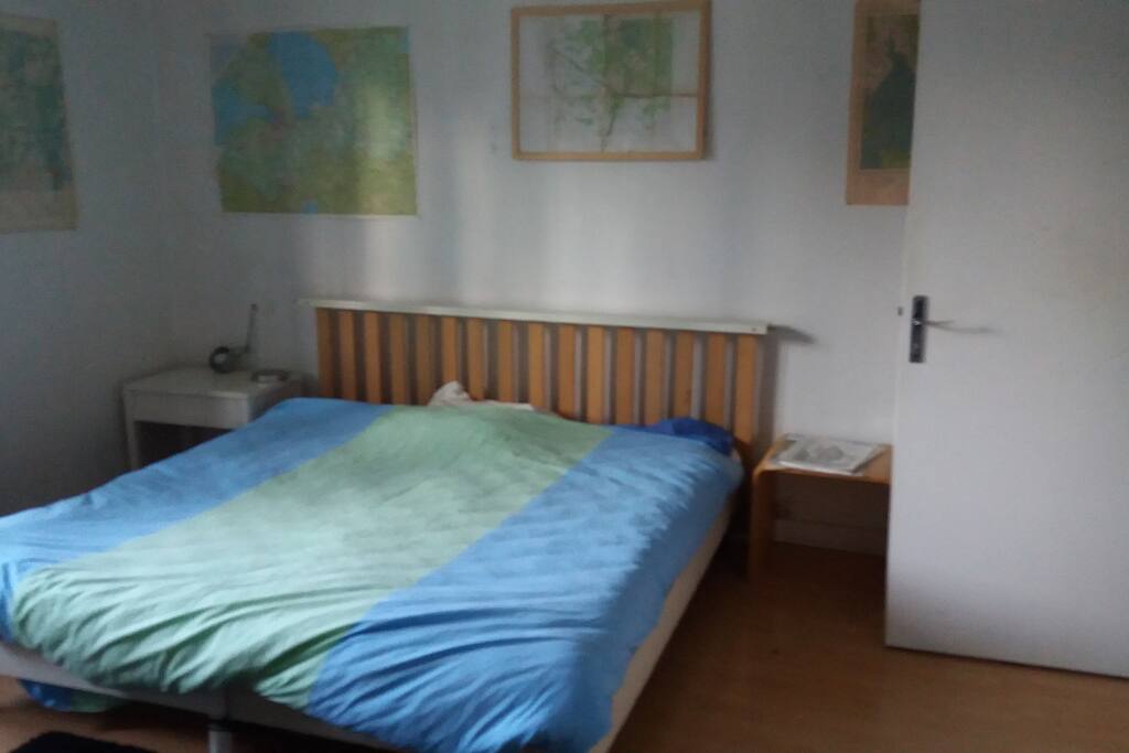 Chambre de couple avec lit double