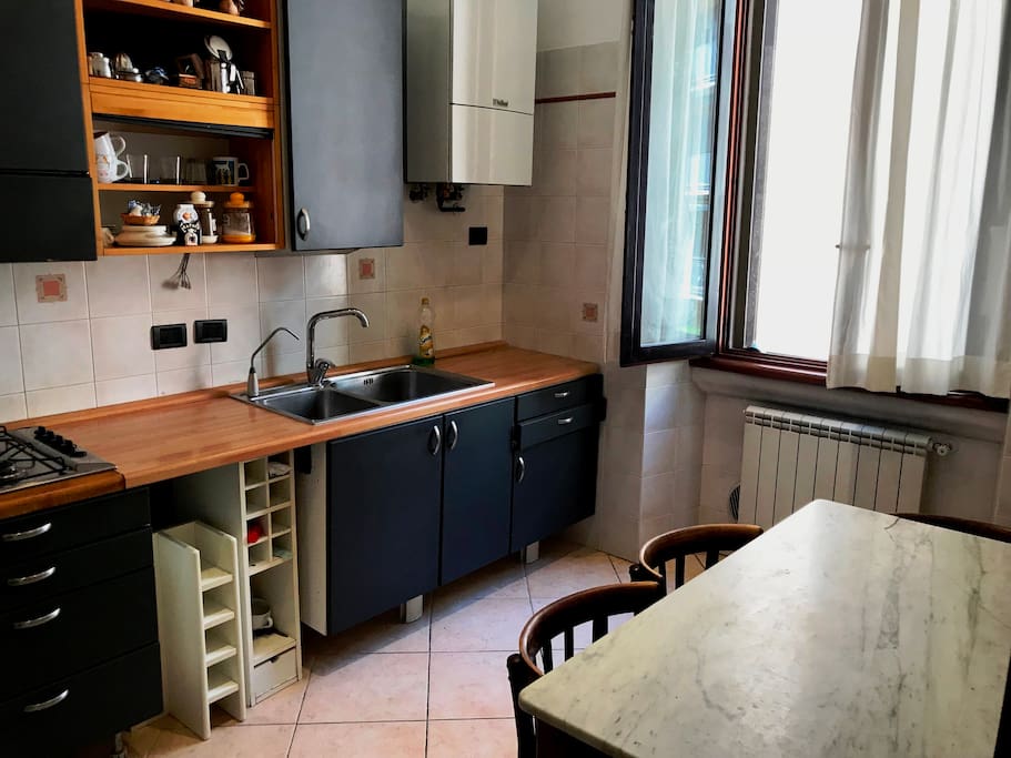 Cucina con tavolo