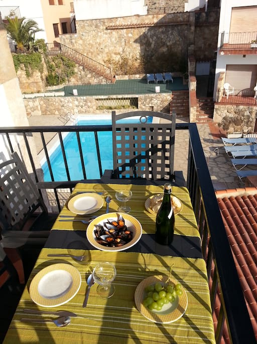Terraza con vistas a la piscina