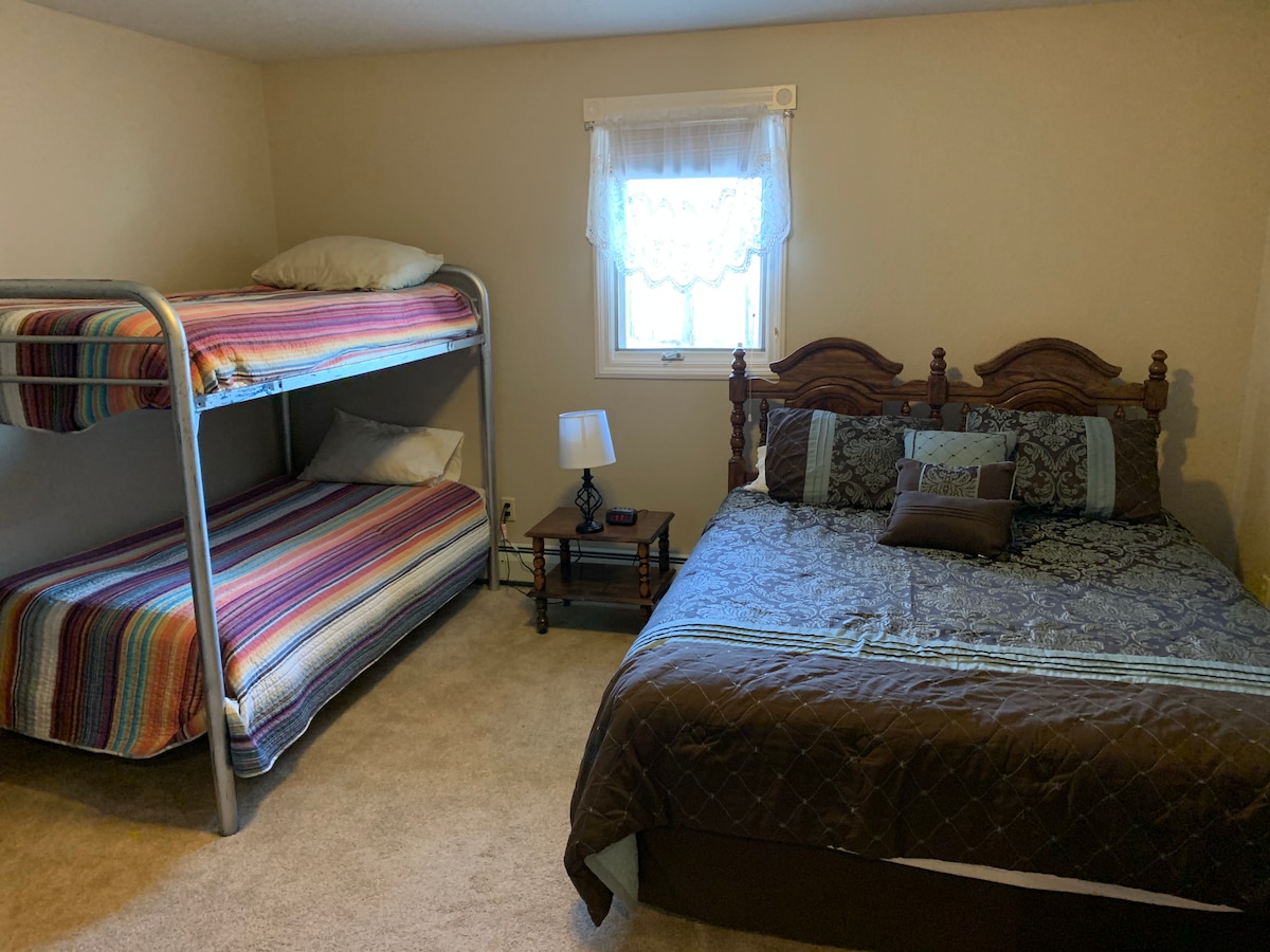 Двойно легло, две единични двуетажни легла 