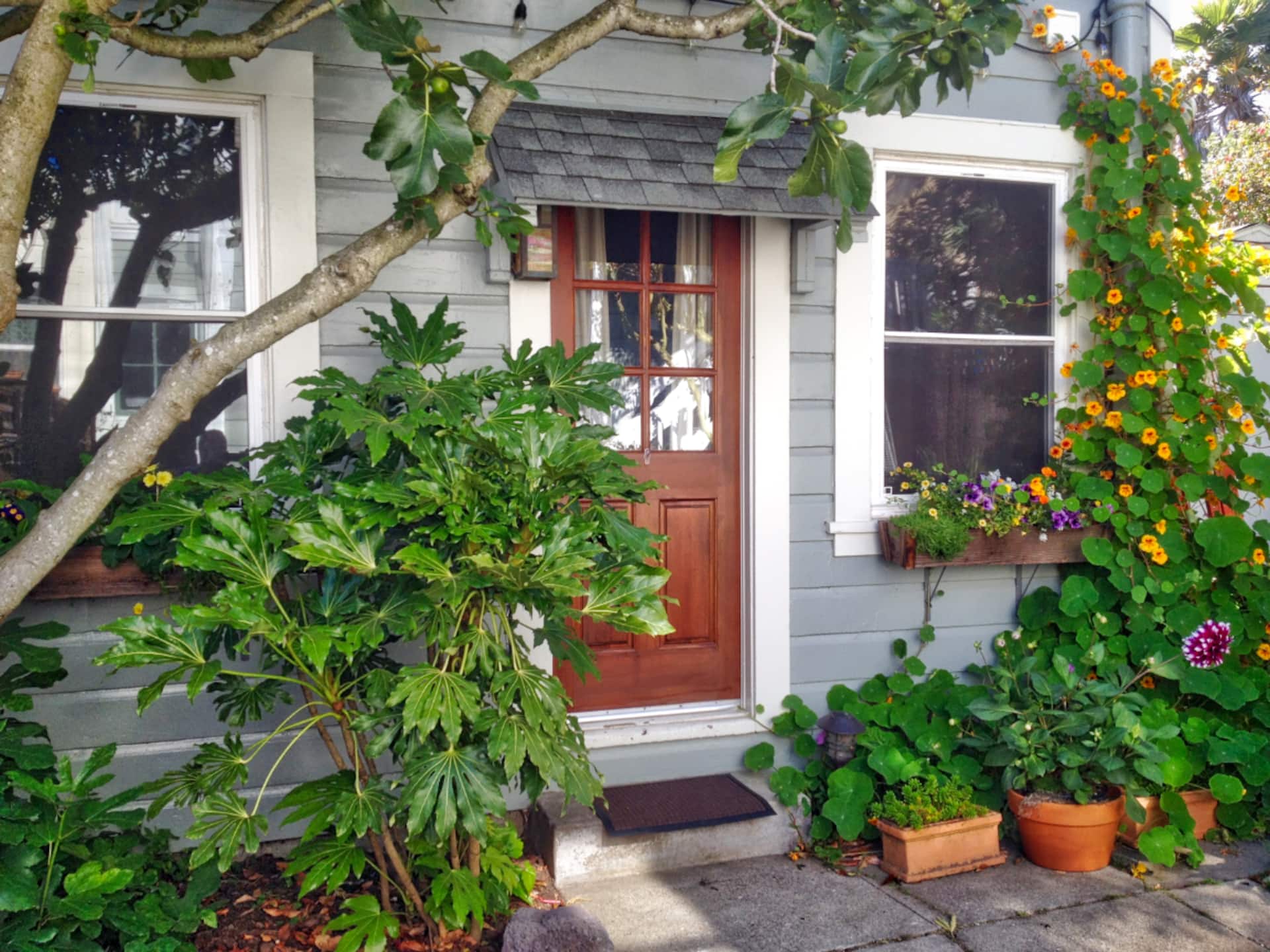 Private Garden Cottage behind lovely Victorian