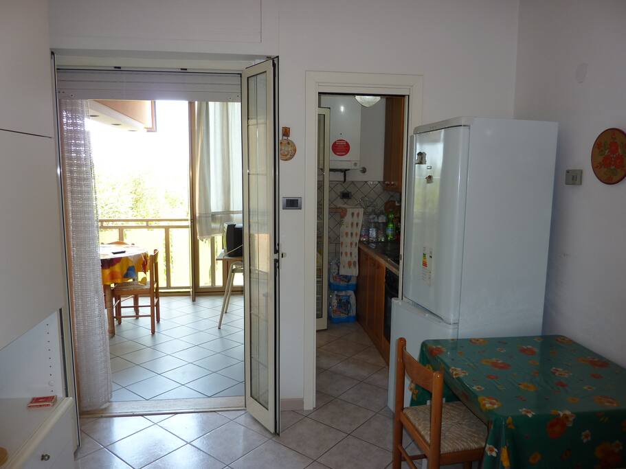Dal soggiorno, accesso alla cucina e alla veranda