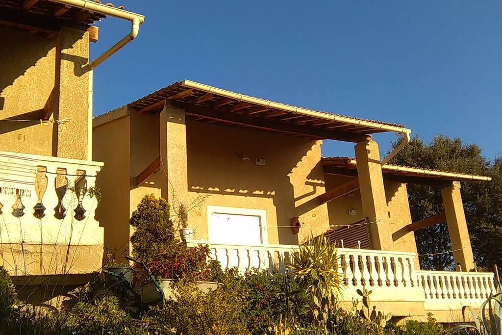 villa expose plein est