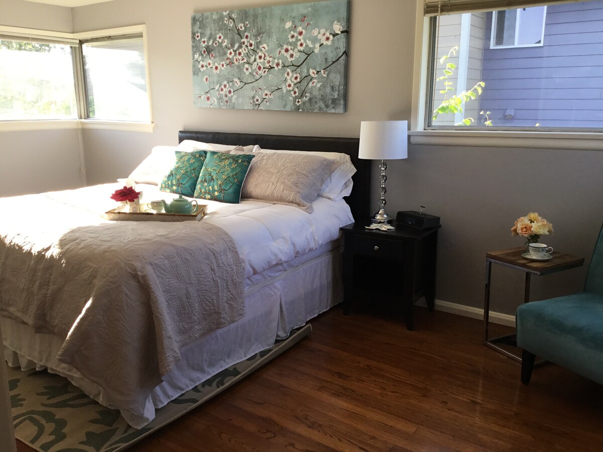 ห้องสวีทหลักขนาดใหญ่พร้อมอ่างอาบน้ำครึ่งหนึ่งและพื้นที่นั่งเล่น