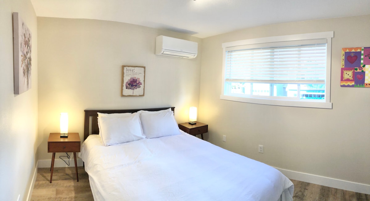 Prvá spálňa má manželskú posteľ a hybridný spirálový/penový matrac.  