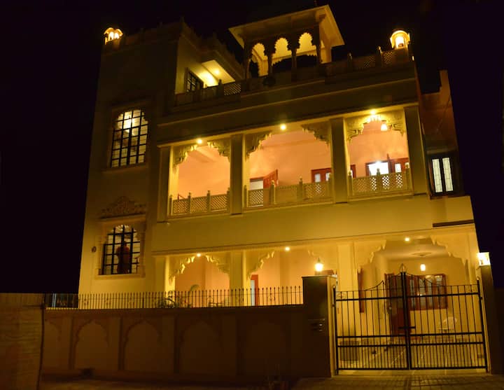 Magnificent mansion w/mini pool in the city with private bathtub in Udaipur