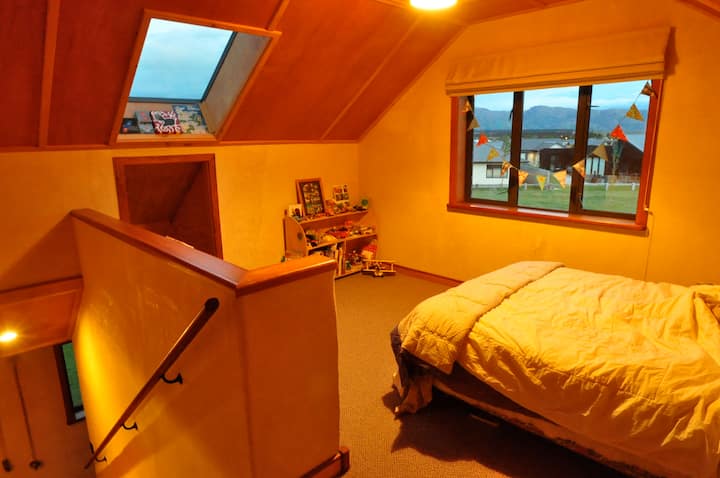 Spavaća soba na katu može se postaviti kao 1 ili 2 kreveta za jednu osobu 