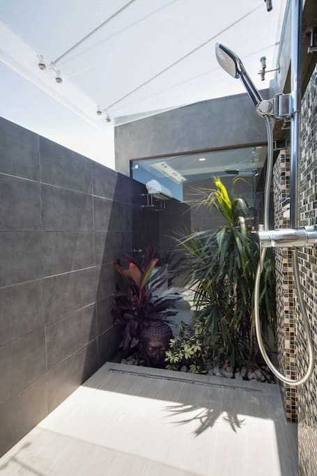 Open sky shower - Junior King Suite