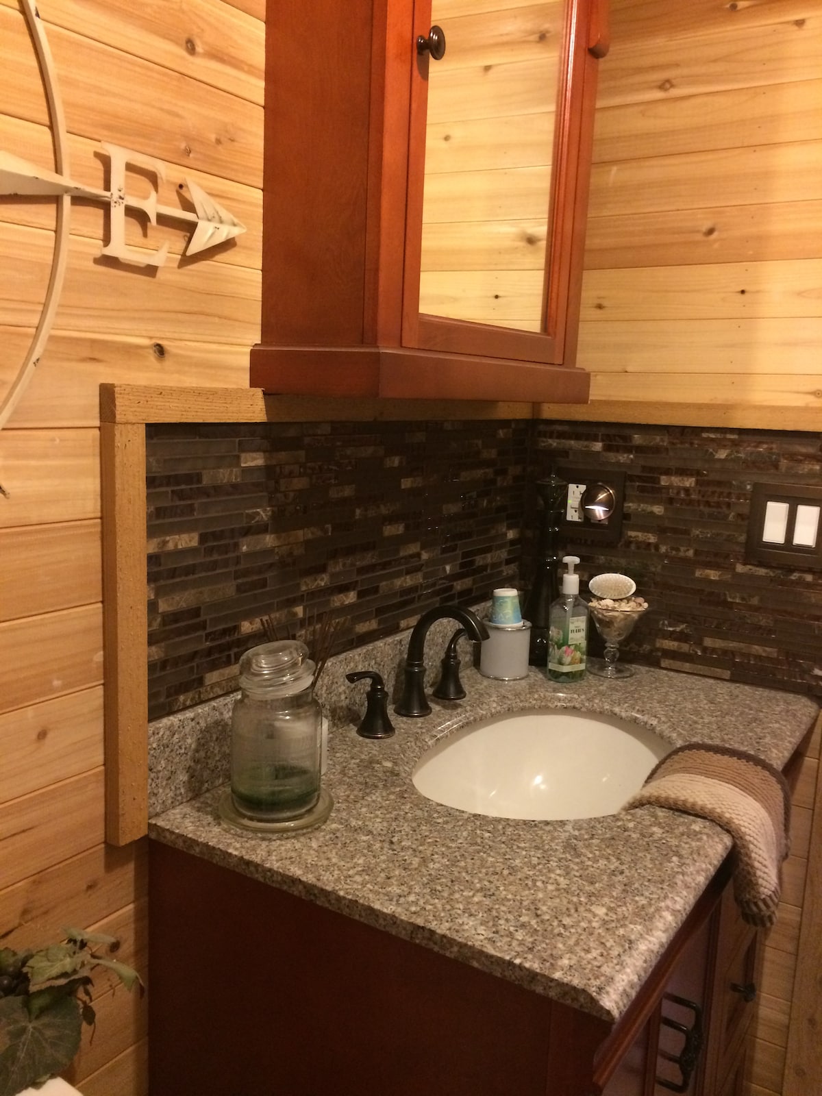 Suite private entrance peaceful forest property