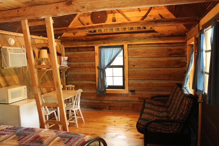 ภายในพื้นที่นั่งเล่นในกระท่อมไม้