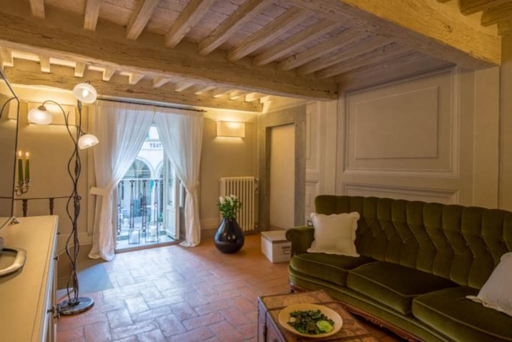 IL SOGGIORNO CON VISTA SUL TEATRO E LA PIAZZA