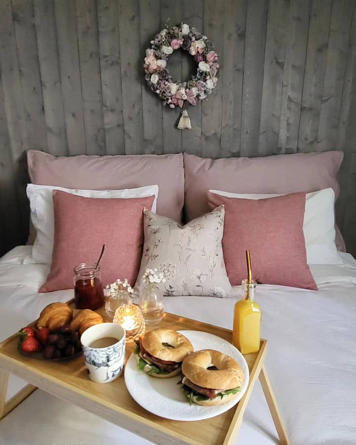 Spálňa 1:
Tu je všetko nastavené tak, aby ste si mohli vychutnať neskoré raňajky.