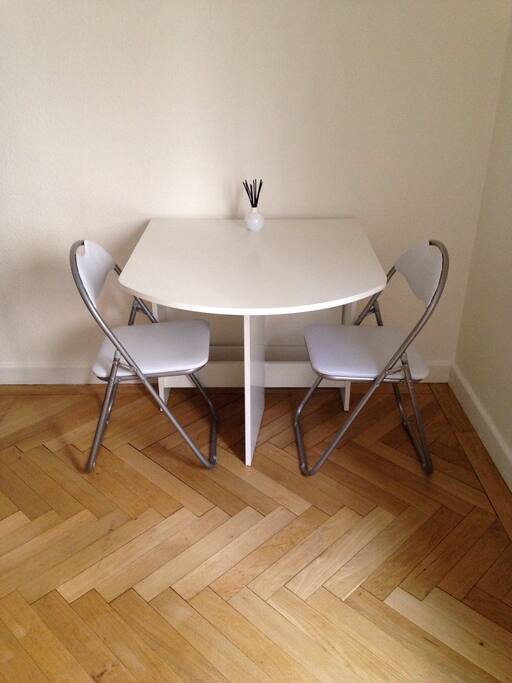 Table (dépliable pour 4 personnes)