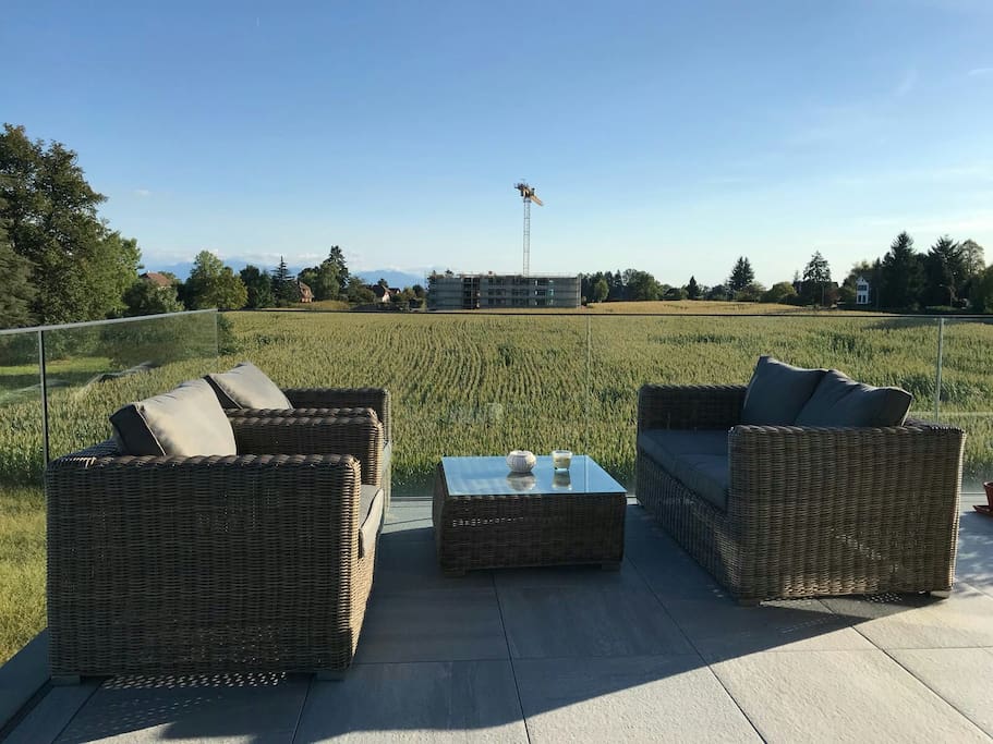 Petit coin salon de jardin pour profiter du soleil ou boire l'apéritif