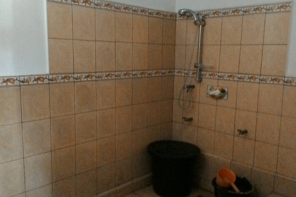 Kamar mandi tiap kamar