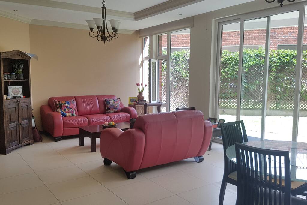 Living room.
Sala.