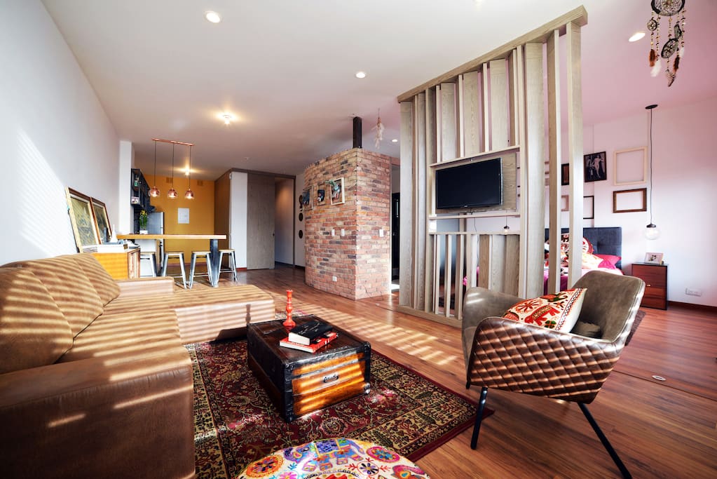 An inspiring and beautiful bohemian ambient full of design and details that will make your stay a relaxing experience. Located in one of the quietest neighborhoods of Bogotá, surrounded by nature and the most stunning views of the city and its sunsets. Close to restaurants, bars and points of interest. Our visitors will take a nice 10 minute walk to get to the Carrera 7ª, -main street of Bogotá- or take a free shuttle just in front of the building.
