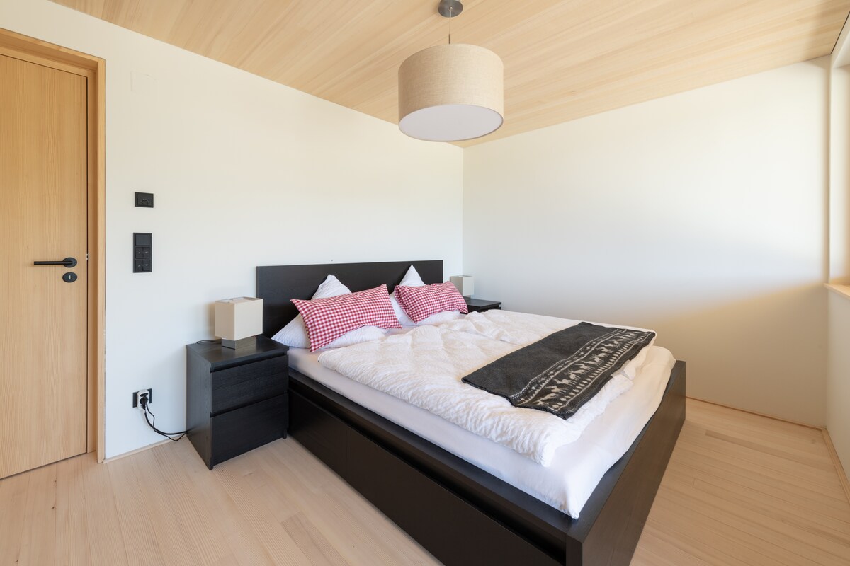 远景卧室和大双人床