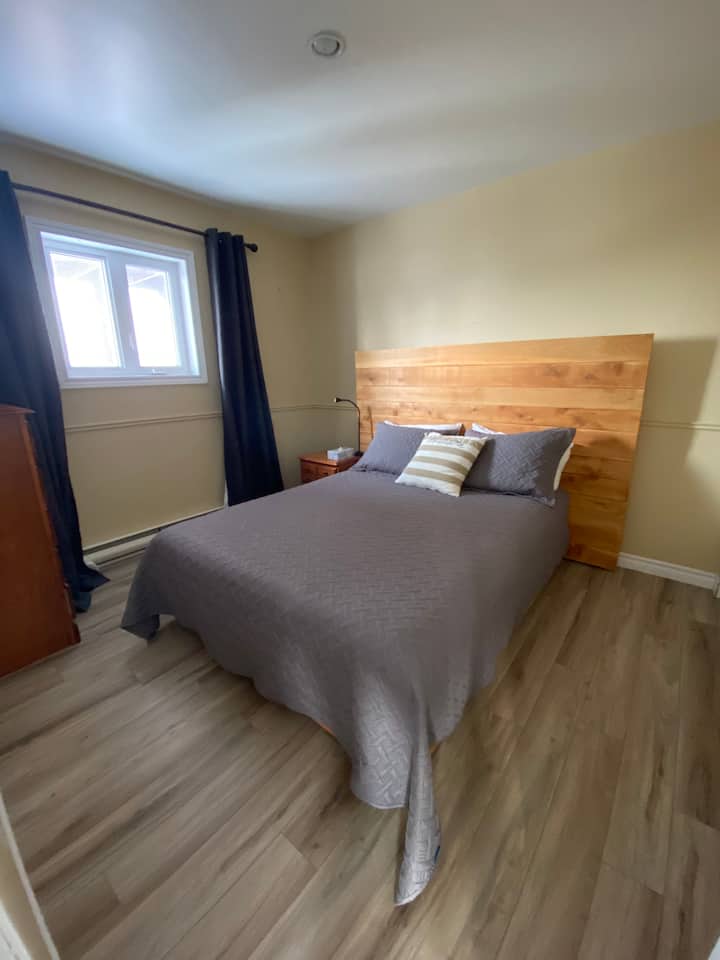 غرفة نوم 1 في الطابق الأرضي بسرير بحجم كبير