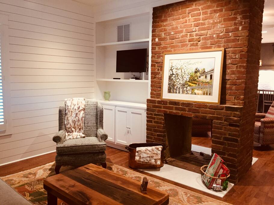 Beautiful living/sitting area with fireplace