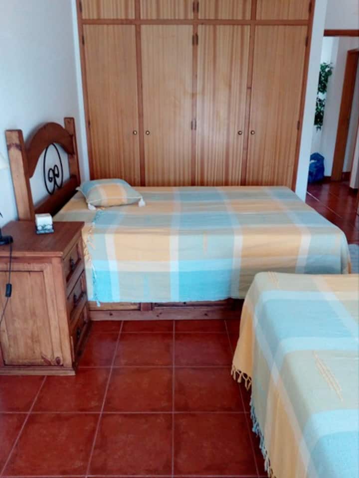 Dormitorio completo con dos camas