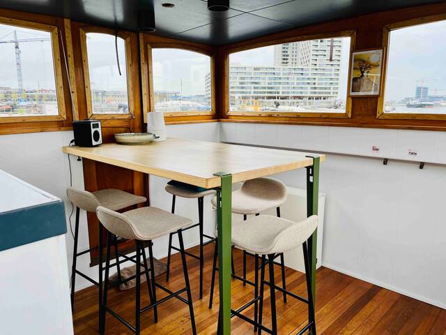 XL luxurious houseboat on hot spot gallery image 3