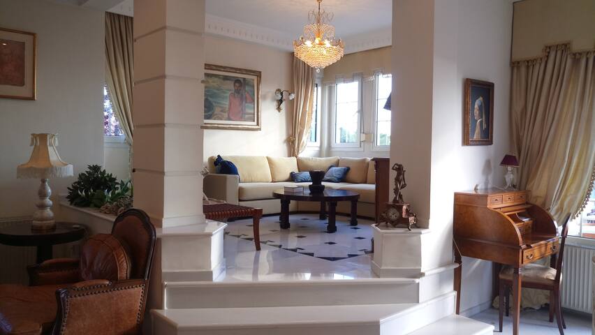 Πολυτελής κατοικία με θέα τον Θερμαϊκό gallery image 3