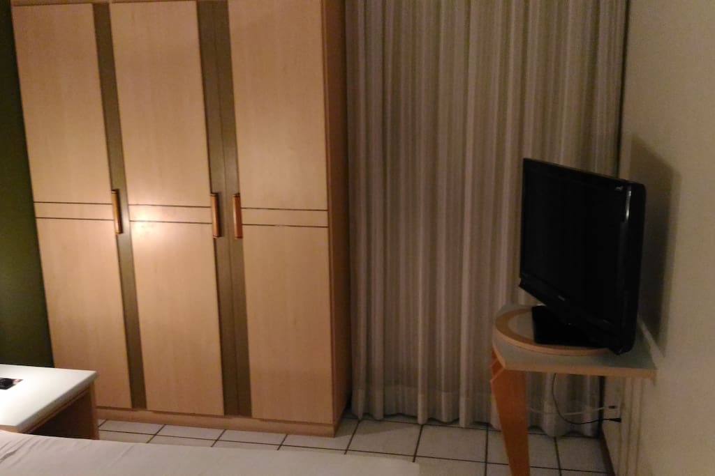 Armário de Roupas e TV a Cabo no quarto