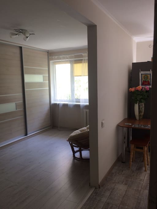 Es como un apartamento pequeño pero acogedor, apartamento-estudio. Perfecto para dos