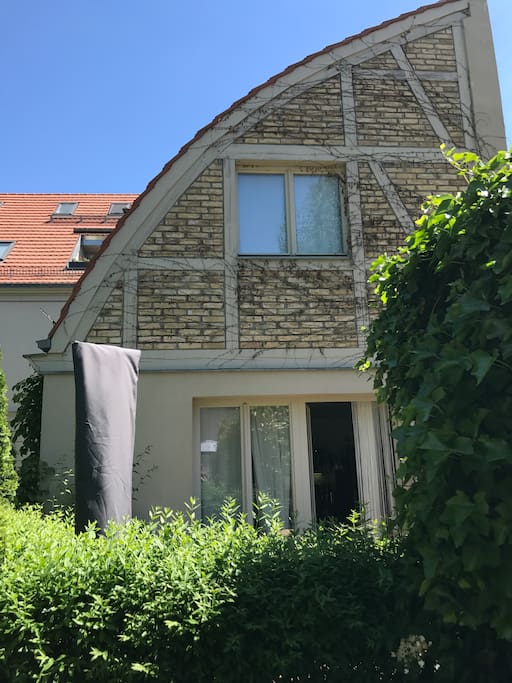 Ansicht Remise außen und Terrasse