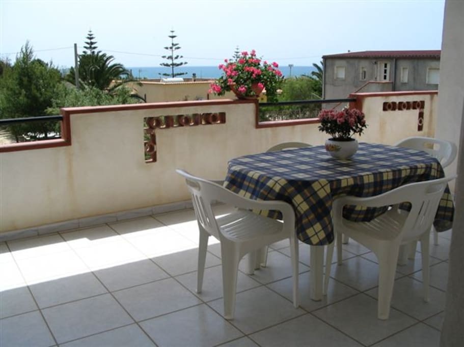 Vista mare da una veranda