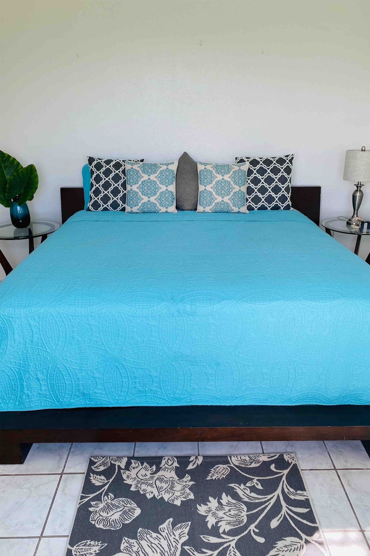 Dormitorio principal con cama tamaño king, baño completo y vestidor 