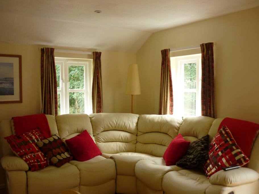 The cream leather corner suite includes two recliners