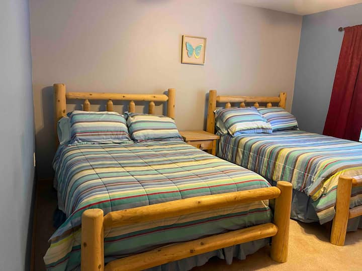 Habitación del medio en la planta principal con 2 camas dobles