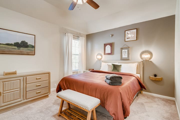 მე-2 სართული სტუმრების საძინებელი №2

Უმშვენიერესი საძინებელი შესასვლელი კარადით, დედოფლის ზომის საწოლითა და ფართო ვინტაჟური კომოდით. 

Თანდართულია ჯეკისა და ჯილის სააბაზანო. 