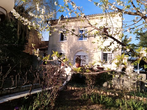 4* COTTAGE at "Fil de l 'Eau", near Saint-Emilion